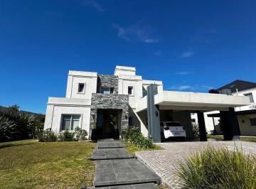 Casa · 320m² · 5 Ambientes · Casa en Terralagos