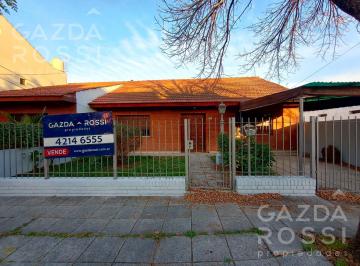 Casa · 130m² · 3 Ambientes · 1 Cochera · Casa - Adrogue