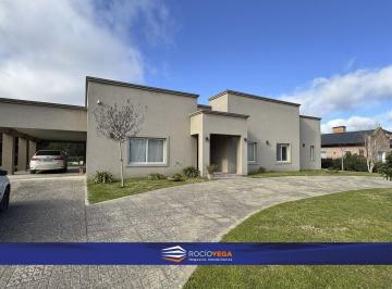 Casa · 213m² · 6 Ambientes · 3 Cocheras · Casa en Venta en Comarcas de Luján