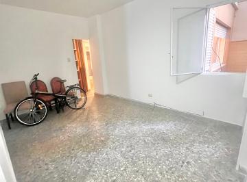 Departamento de 3 ambientes, Villa del Parque · Excelente 3 Ambientes Lateral. Patio. Living Comedor. 2 Dorm. con Placard.