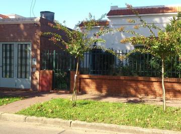 Casa · 364m² · 2 Dormitorios · 1 Cochera · Casa en Barrio Alberdi, de Dos Dorm.