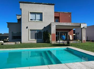 Casa · 200m² · 5 Ambientes · 2 Cocheras · Casa 5 Ambientes con Piscina Climatizada