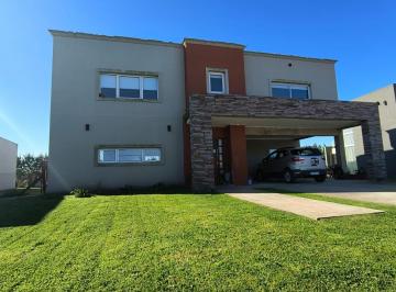 Casa · 200m² · 5 Ambientes · 2 Cocheras · Casa 5 Ambientes con Piscina Climatizada