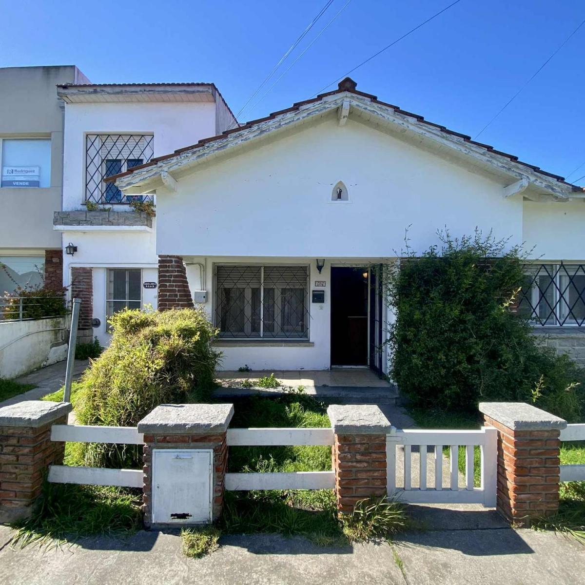 Casa de 3 ambientes+ departamento de 3 ambientes lindero sobre lote propio