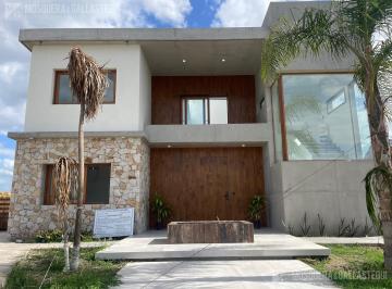 Casa · 300m² · 6 Ambientes · Casa en San Sebastian