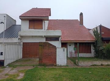 Casa · 183m² · 5 Ambientes · 2 Cocheras · Chalet 5 Amb. 183 m². - Lote 333 m². - Caisamar