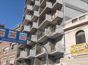 Departamento · 74m² · 3 Ambientes · 3 Amplios Ambinentes con Patio Al Frente S/ Av Mitre