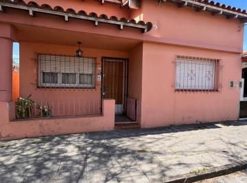 Casa · 127m² · 5 Ambientes · Casa con Gran Lote en Esquina Juncal