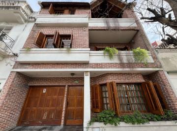 Casa · 200m² · 5 Ambientes · 3 Cocheras · Casa en Venta de 5 Ambientes Lote Propio 8.66 X 45 - Garaje. Jardin. Apto Credito. Lanús Oeste.