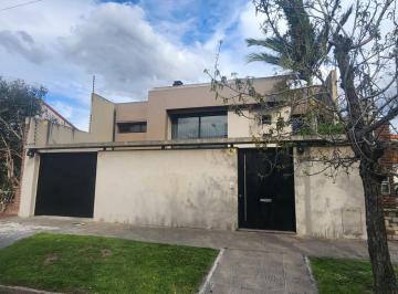 Casa · 309m² · 4 Ambientes · 5 Cocheras · Casa Estilo Minimalista 4 Amb. 309 m² - Quincho - Pileta - Garage - Villa Luzuriaga - Barrio Marina