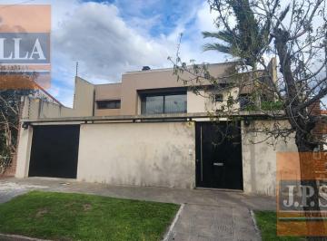 Casa · 309m² · 4 Ambientes · 5 Cocheras · Casa Estilo Minimalista 4 Amb. 309 m² - Quincho - Pileta - Garage - Villa Luzuriaga - Barrio Marina
