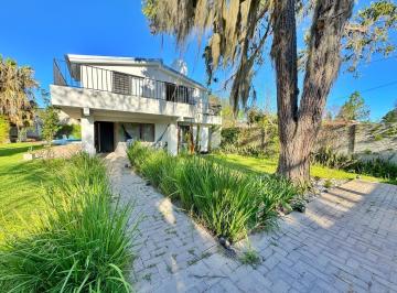 Casa · 142m² · 6 Ambientes · 1 Cochera · Venta - Casa en Funes 3 Dorm.