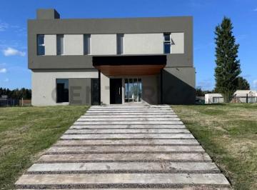 Casa · 190m² · 5 Ambientes · 3 Cocheras · Casa en Venta en La Victoria Polo Club, Area 60