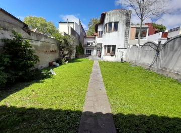 Casa · 240m² · 7 Ambientes · 1 Cochera · Chalet Estilo Francés Para Actualizar con Excelente Terreno!