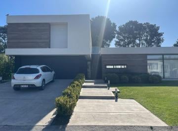 Casa · 350m² · 4 Ambientes · Casa en Rumenco