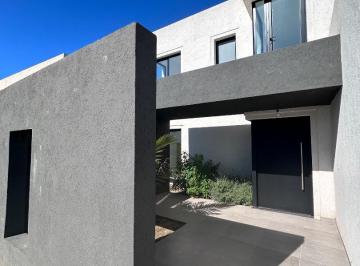 Casa · 200m² · 5 Ambientes · 4 Cocheras · Casa con Vista Al Golf en El Cantón