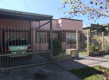 Casa · 3 Ambientes · 1 Cochera · Casa de 2 Dorm. y Cochera, a 5 Cuadras de La Estacion Turdera!