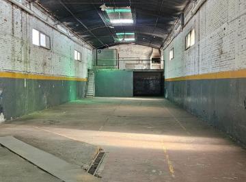 Bodega-Galpón · 600m² · 4 Cocheras · Galpón en Alquiler Zona Av Mate de Luna