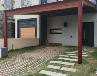 Casa · 120m² · 3 Ambientes · 2 Cocheras · Duplex en Venta - Docta Primera Etapa