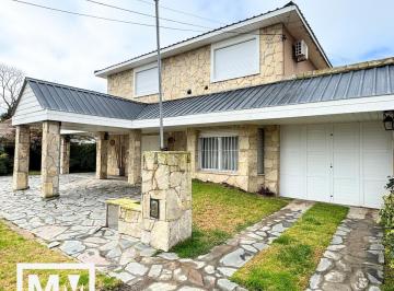 Casa · 340m² · 5 Ambientes · 3 Cocheras · Casa en Alfar