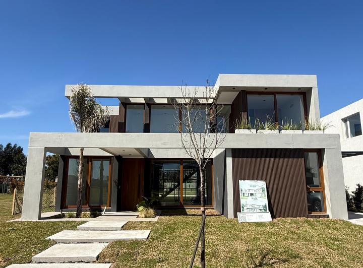 Casa · 265m² · 6 Ambientes · 2 Cocheras