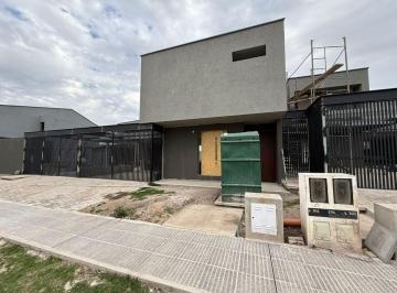 Casa · 144m² · 4 Ambientes · 2 Cocheras · Venta Casa 3 Dorm. en Nuevo Malagueño