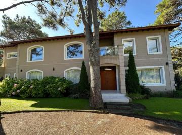 Casa · 300m² · 6 Ambientes · 1 Cochera · Imponente Casa en Venta en Mar de Las Pampas Calidad y Excelencia.