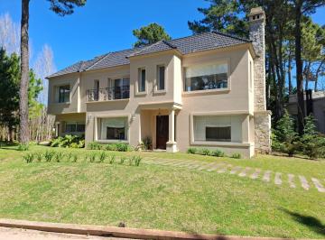 Casa · 320m² · 9 Ambientes · 5 Cocheras · Venta de Casa 9 Ambientes en Pinamar en Terrazas Al Golf