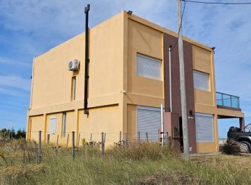 Casa · 90m² · 4 Ambientes · 2 Cocheras · Casa - Reta