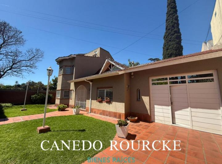 Casa · 400m² · 7 Ambientes · 3 Cocheras