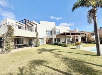 Casa · 450m² · 6 Ambientes · 5 Cocheras · Casa Moderna en Castores de 4/5 Dorm., Escritorio y Family