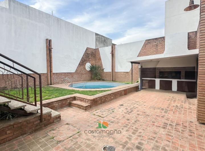 Casa · 340m² · 5 Ambientes · 2 Cocheras