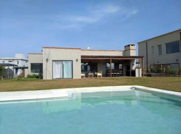 Casa · 195m² · 4 Ambientes · 1 Cochera · Casa Chalet en Venta Ubicado en El Cantón Norte, Escobar, G. B. a. Zona Norte