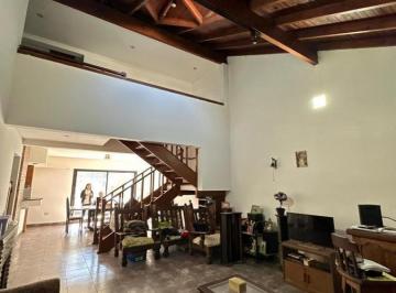 Casa · 150m² · 5 Ambientes · 1 Cochera · Casa 5 Ambientes, Patio, Garage y Parrilla Sobre Lote Propio