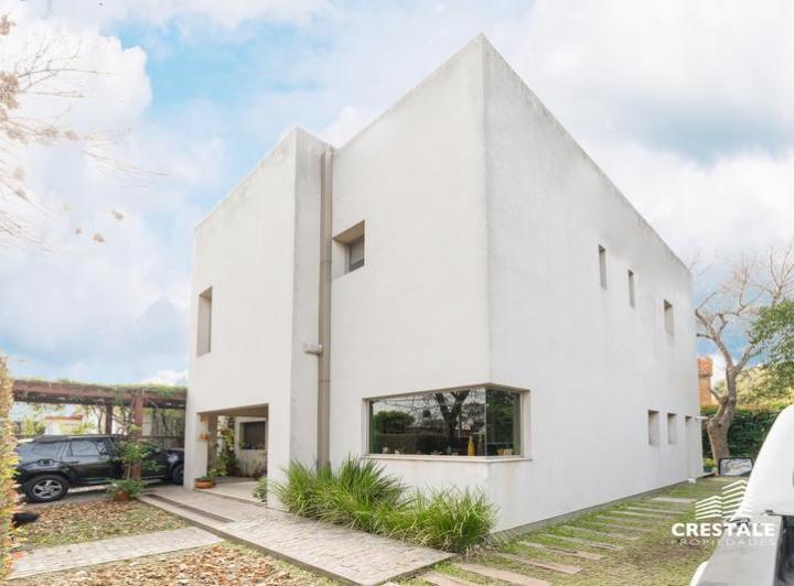 Casa · 245m² · 4 Dormitorios · 3 Cocheras