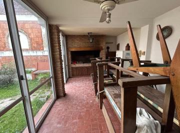 Casa · 208m² · 6 Ambientes · 2 Cocheras · Bpatria - Pasaje Lituania 1800 - Casa Amplio Patio