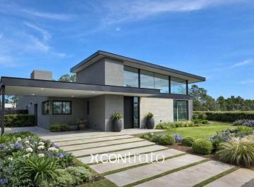 Casa · 236m² · 4 Ambientes · 2 Cocheras · Casa en Venta Chacras de La Villa 3 Dorm. con Quincho y Pileta, Apta Credito