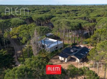 Casa · 196m² · 5 Ambientes · Casa en Venta en Cariló