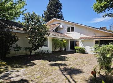 Casa · 340m² · 7 Ambientes · 3 Cocheras · Casa en Las Lomas - Jockey