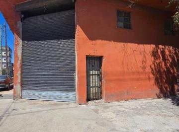 Bodega-Galpón · 300m² · 8 Ambientes · Galpon con 7 Departamentos en Venta