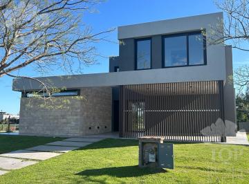 Casa · 903m² · 5 Ambientes · 6 Cocheras · Casa a La Laguna a Estrenar en Canton Islas