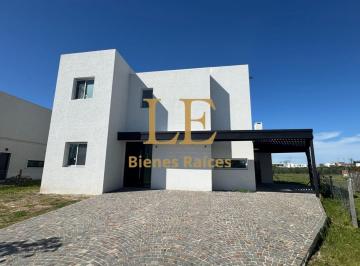 Casa · 220m² · 5 Ambientes · 3 Cocheras · Casa a La Venta en Riberas Puertos del Lago