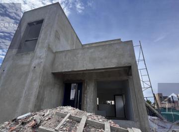 Casa · 130m² · 5 Ambientes · 1 Cochera · Casa en Venta Barrio Privado Santa Elena, Pilar del Este.