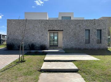 Casa · 223m² · 6 Ambientes · 2 Cocheras · Casa en Santa Ana a Laguna