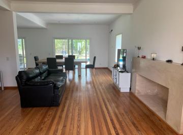 Casa · 230m² · 4 Ambientes · 2 Cocheras · Casa en Los Castaños
