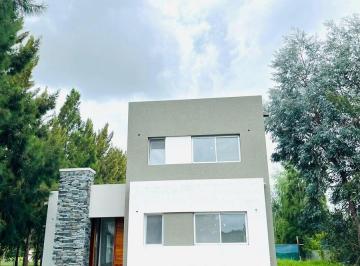 Casa · 200m² · 5 Ambientes · Casa a Estrenar Dento del Country Club Miralagos.