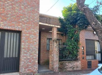 Casa · 160m² · 6 Ambientes · 1 Cochera · Venta Oportunidad 2 Casas en Barrio Sarmiento