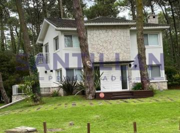 Casa · 170m² · 5 Ambientes · 1 Cochera · Moderna Propiedad en El Bosque de Carilo