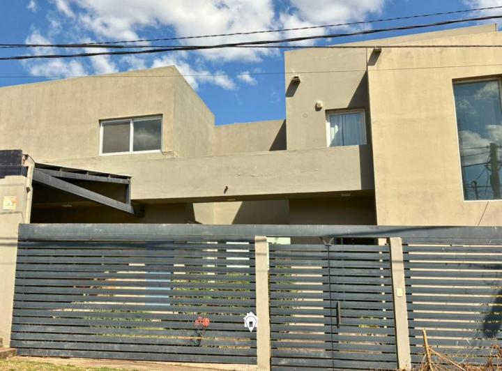 Casa · 230m² · 3 Dormitorios · 2 Cocheras