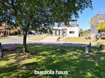 Casa · 210m² · 5 Ambientes · 2 Cocheras · Casa a La Venta en Araucarias Puertos Escobar
